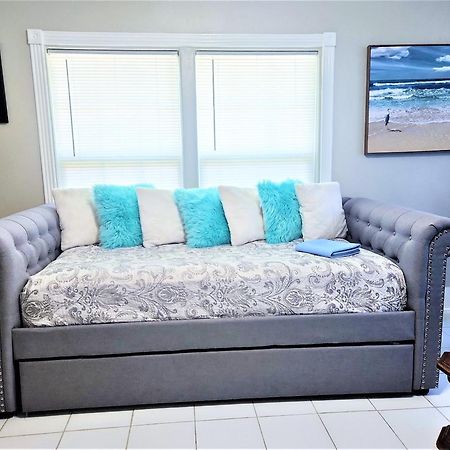 Casaazul-2605A-Couples Retreat By Beach & Pleasure Pier 1 Block Away- 2Bed 2Bath- 7 Minutes To Cruise Terminal غالفيستون، تكساس المظهر الخارجي الصورة